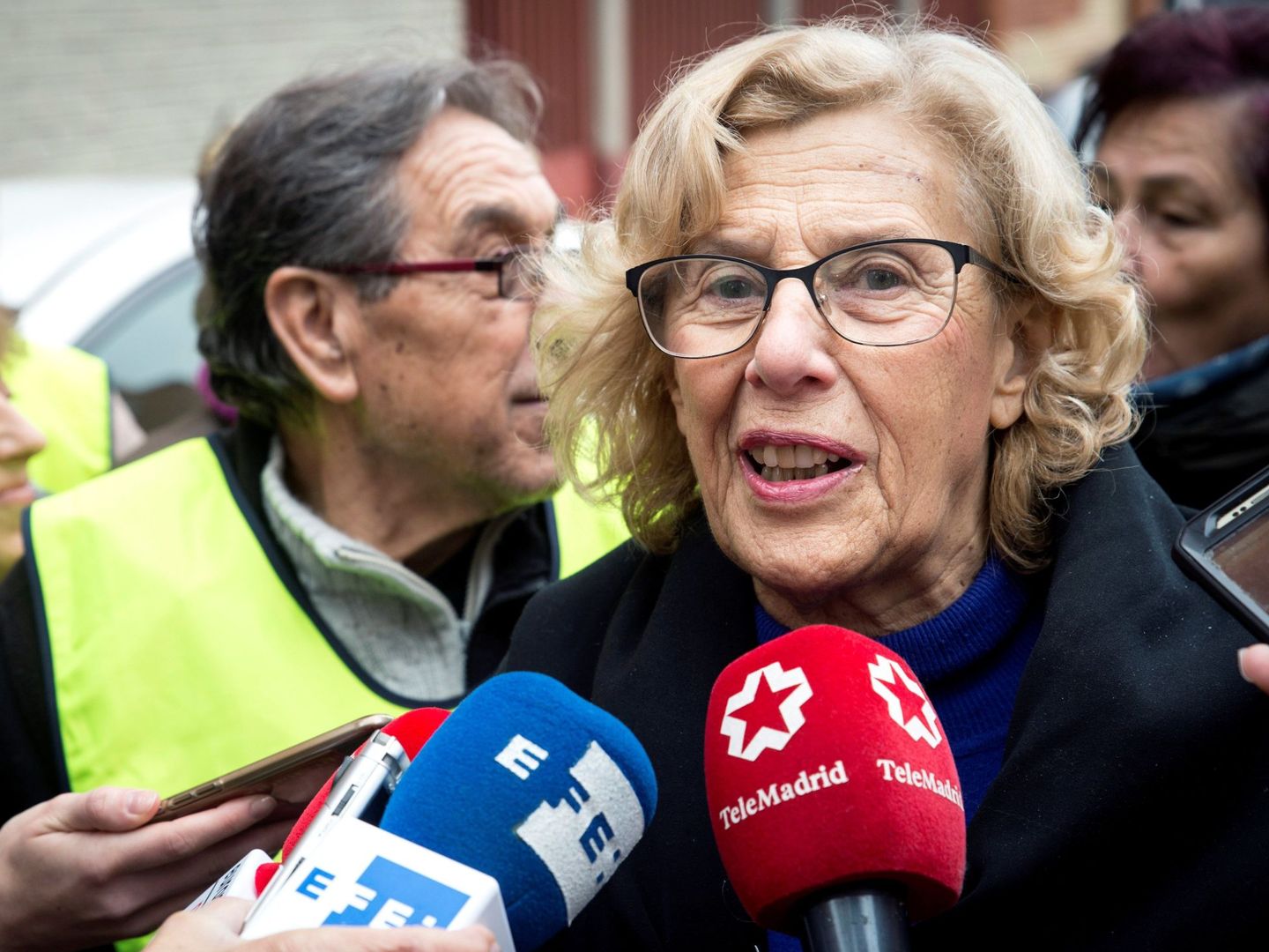 Manuela Carmena en plena campaña. (EFE)