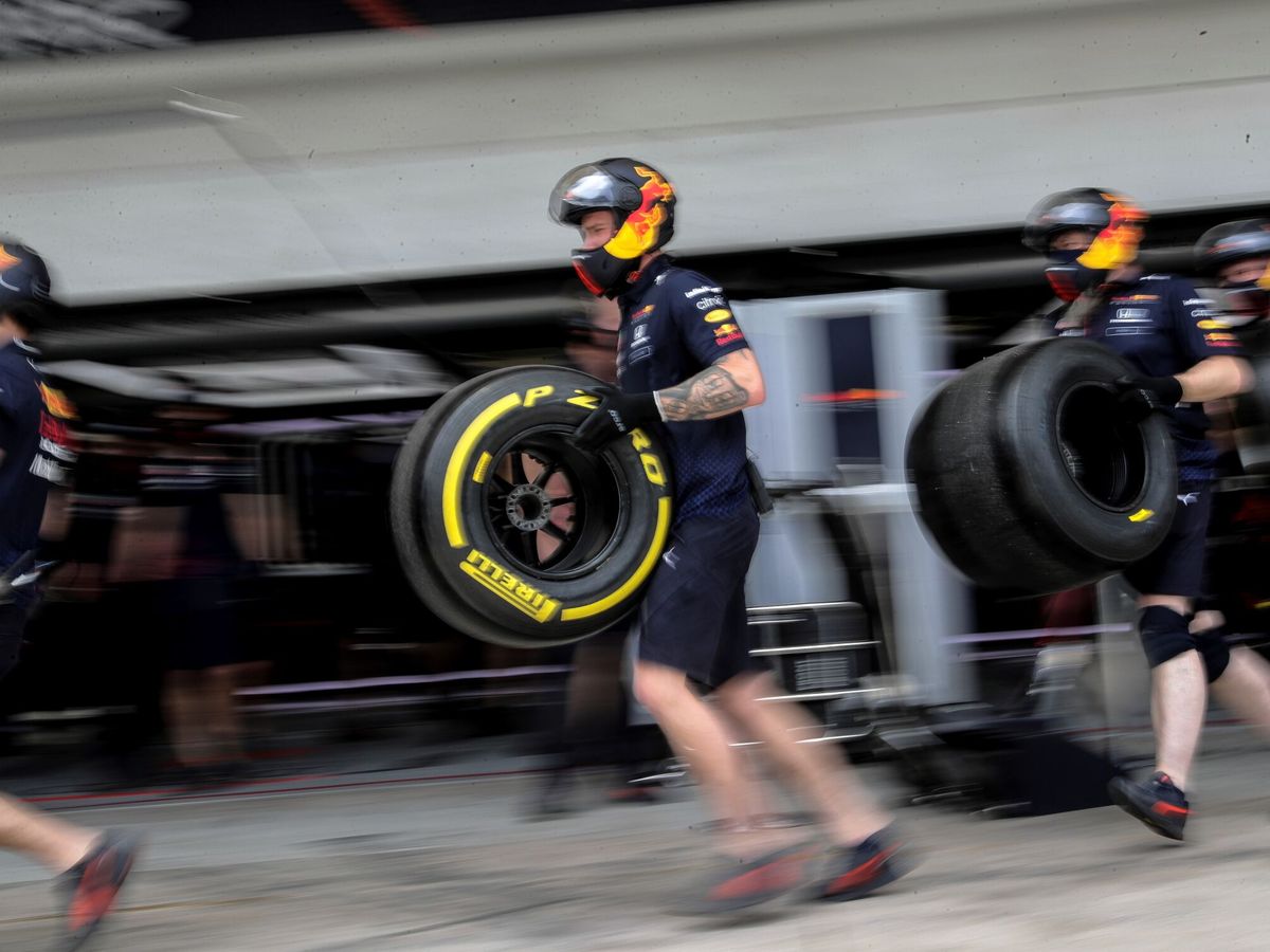 Foto: Cambio de neumáticos en el Gran Premio de Fórmula 1 de Brasil. (EFE/Antonio Lacerda)