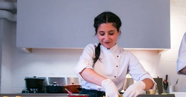 Foto: María Llinares trabaja en la cocina. (E. C.)