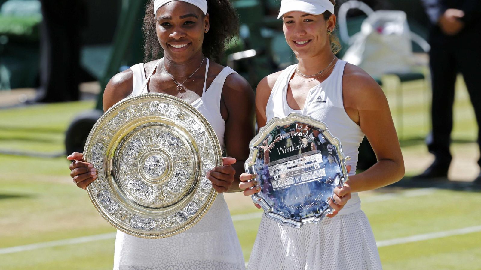 Foto: Serena Williams junto a Garbiñe tras la final de Wimbledon (Reuters).