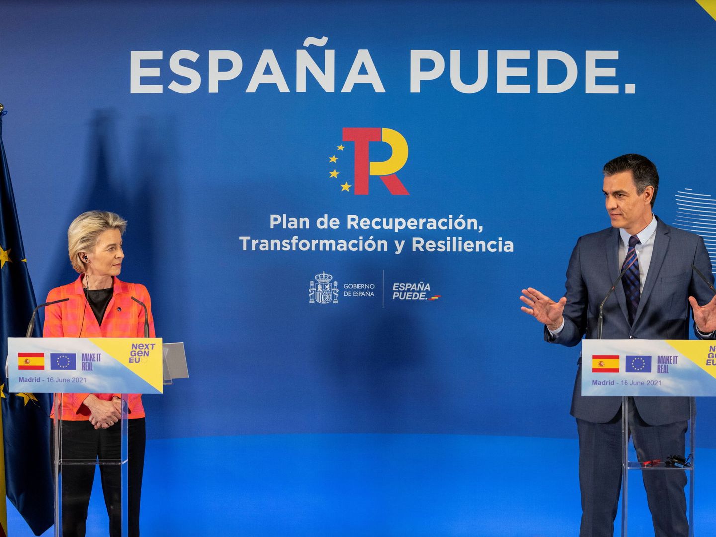 Pedro Sánchez, junto a la presidenta de la CE, Ursula Von der Leyen. (Reuters)