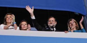 Rajoy gana con mayoría absoluta y Rubalcaba no evita la peor debacle del PSOE