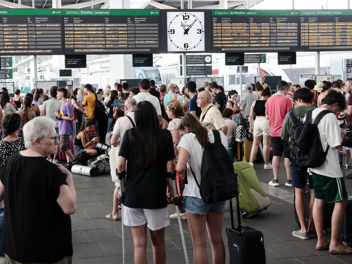 Foto: Pasajeros en la estación Joaquín Sorolla de Valencia tras la suspensión de la circulación. (EFE/Ana Escobar)