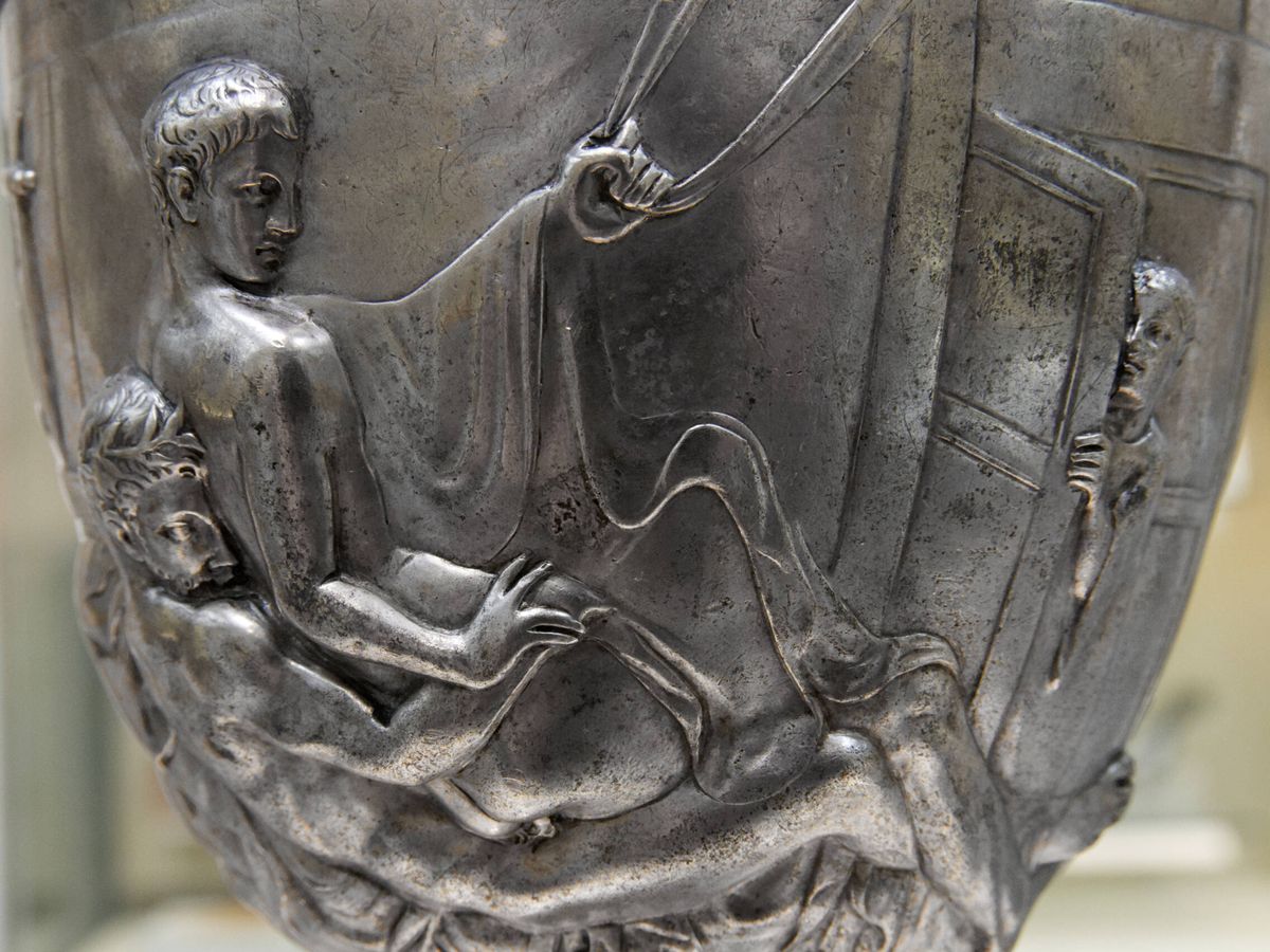 Foto: Detalle de la copa Warren del Imperio Romano con una célebre representación homoerótica