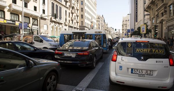 Foto: Un atasco en las calles de Madrid. (EFE)