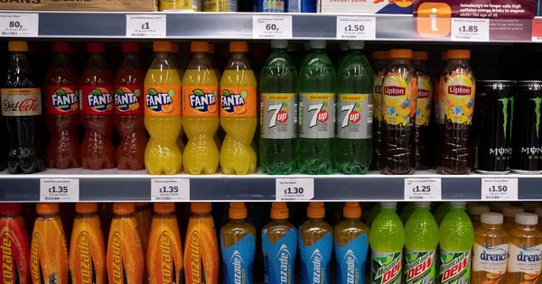 Foto: Refrescos de un supermercado de Reino Unido donde se introdujo un impuesto. (EFE)