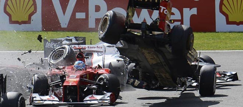 Foto: Alonso vio cumplidos sus peores presagios: Grosjean jugó "a los bolos" con él