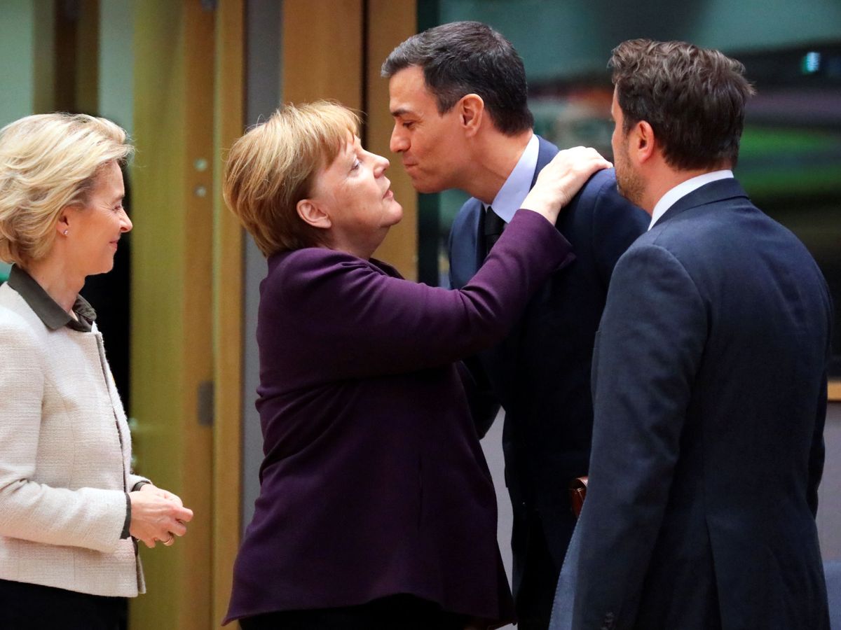Foto: El presidente del Gobierno, Pedro Sánchez, saluda a la canciller Angela Merkel a su llegada a la cumbre. (Reuters)