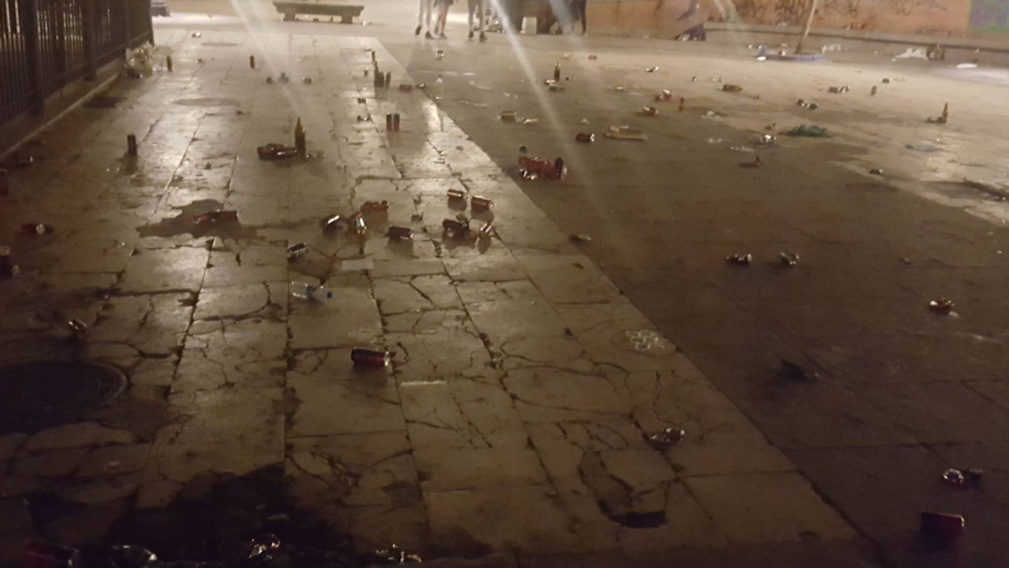 Los restos del botellón en la plaza Dos de Mayo