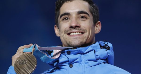 Foto: Javier Fernández luce la medalla de bronce ganada en Pyeongchang. (Reuters)