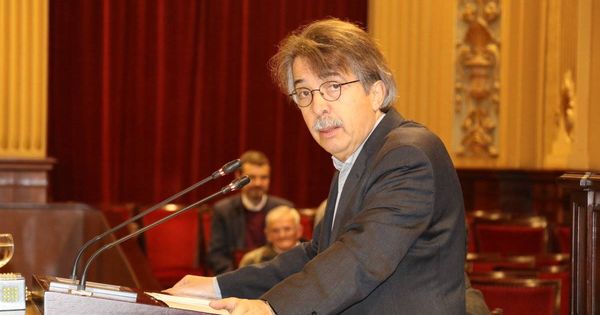Foto: Xavier Pericay, en una intervención en el Parlamento de las Islas Baleares. (Parlamento de Baleares)