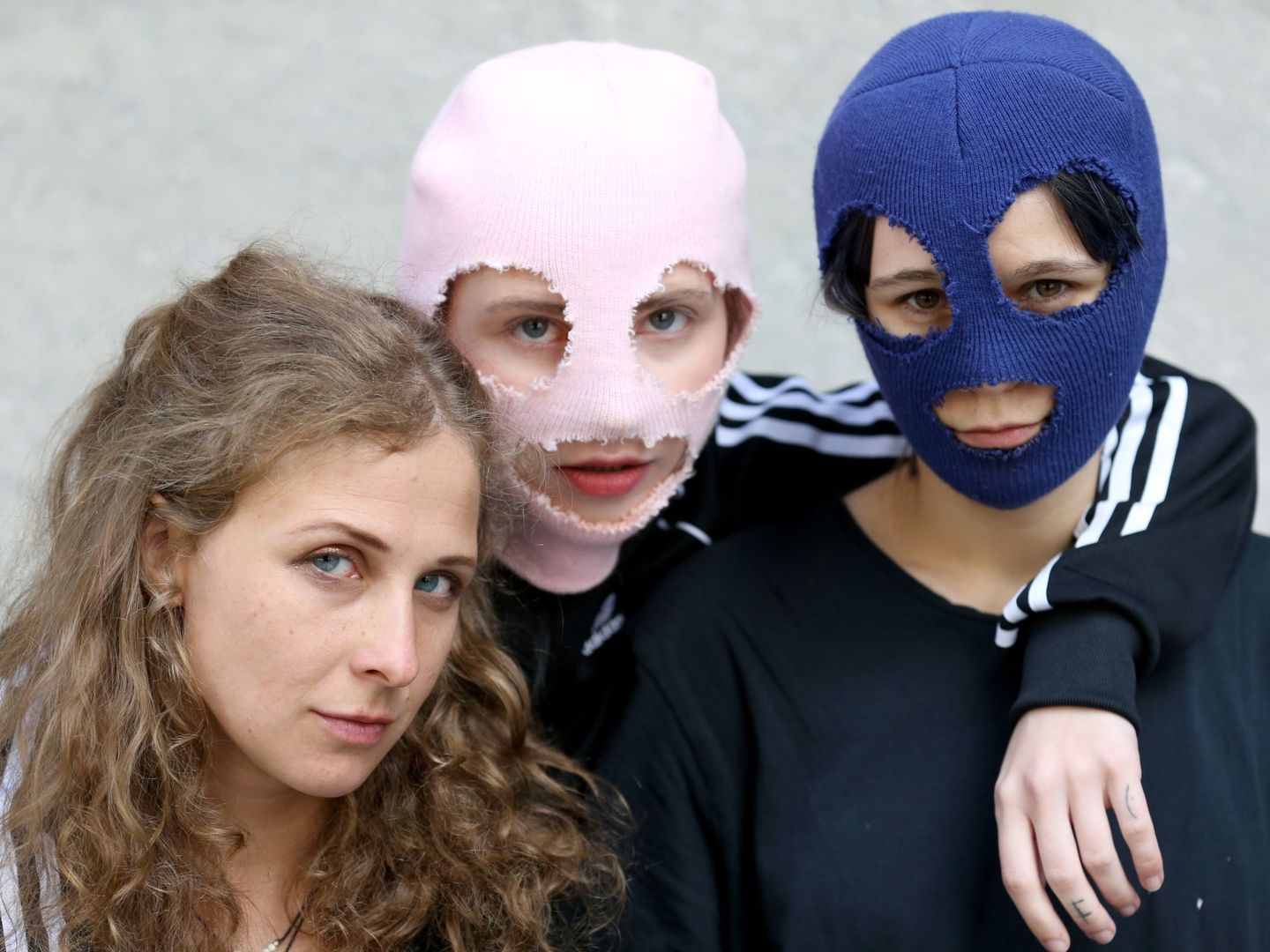 Miembros de la banda punk rusa Pussy Riot (i-d) Maria 'Masha' Alyokhina, Alexander 'Sasha' Cheparukhin y Nadezhda Tolokonnikova. Foto: Archivo