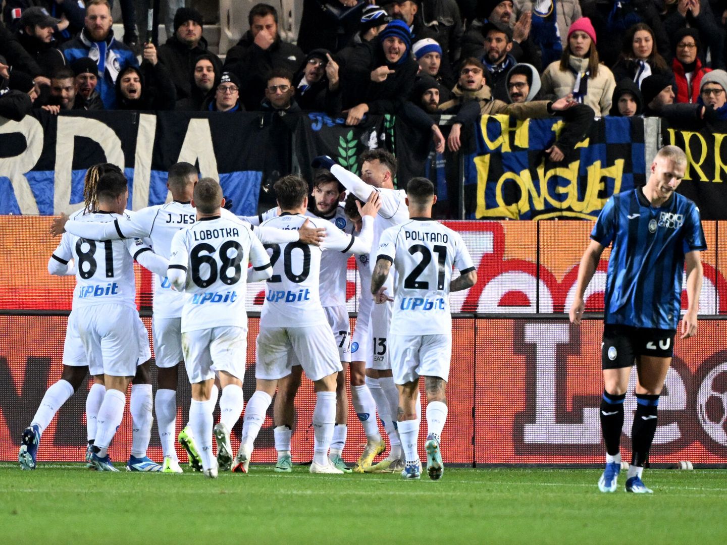 Los jugadores del Nápoles celebran el gol de Kvaratskhelia. (Reuters/Alberto Lingria)
