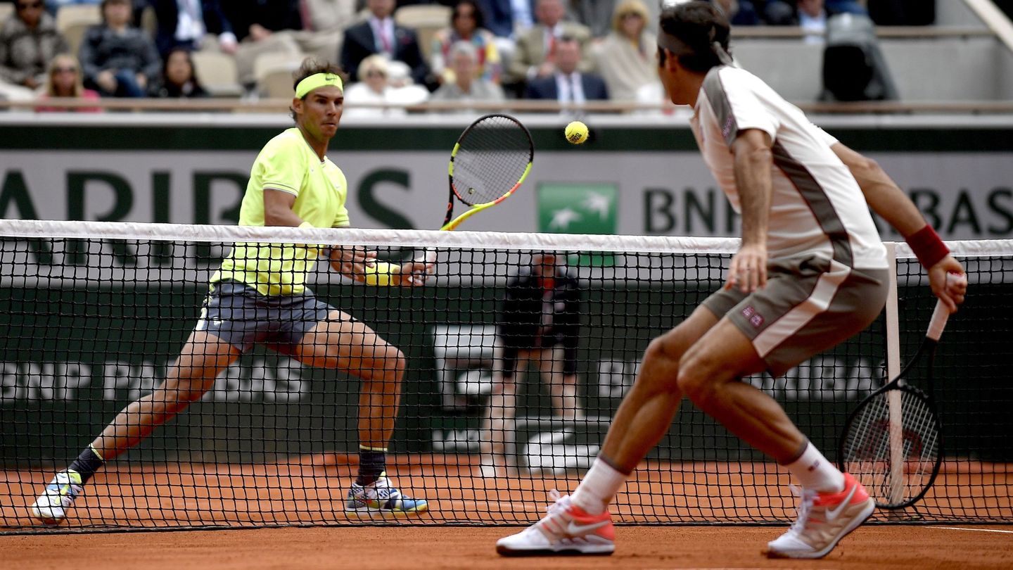 Rafa Nadal y Federer disputan un punto en la red. (EFE)