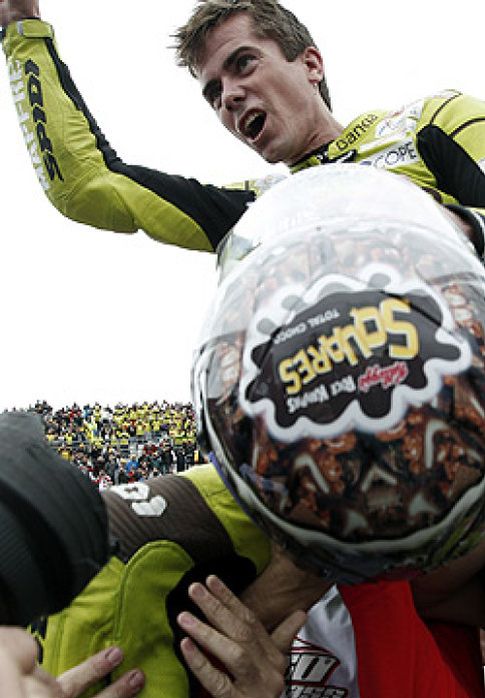 Foto: La caída de Zarco hace a Nico Terol campeón del mundo en la tercera vuelta