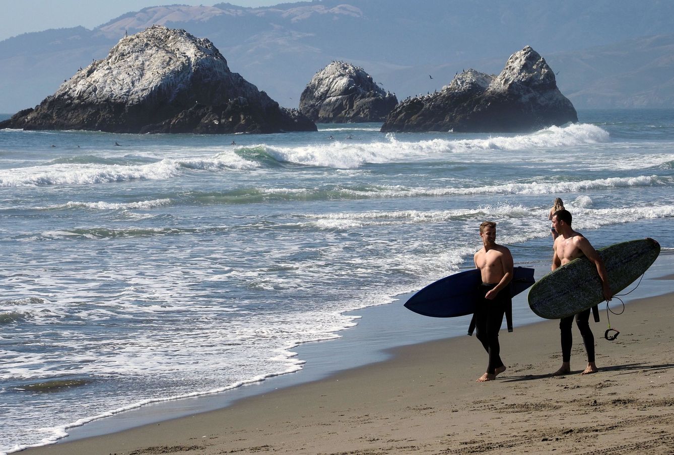 Surfistas en la playa de Ocean Beach, en San Francisco. (EFE)