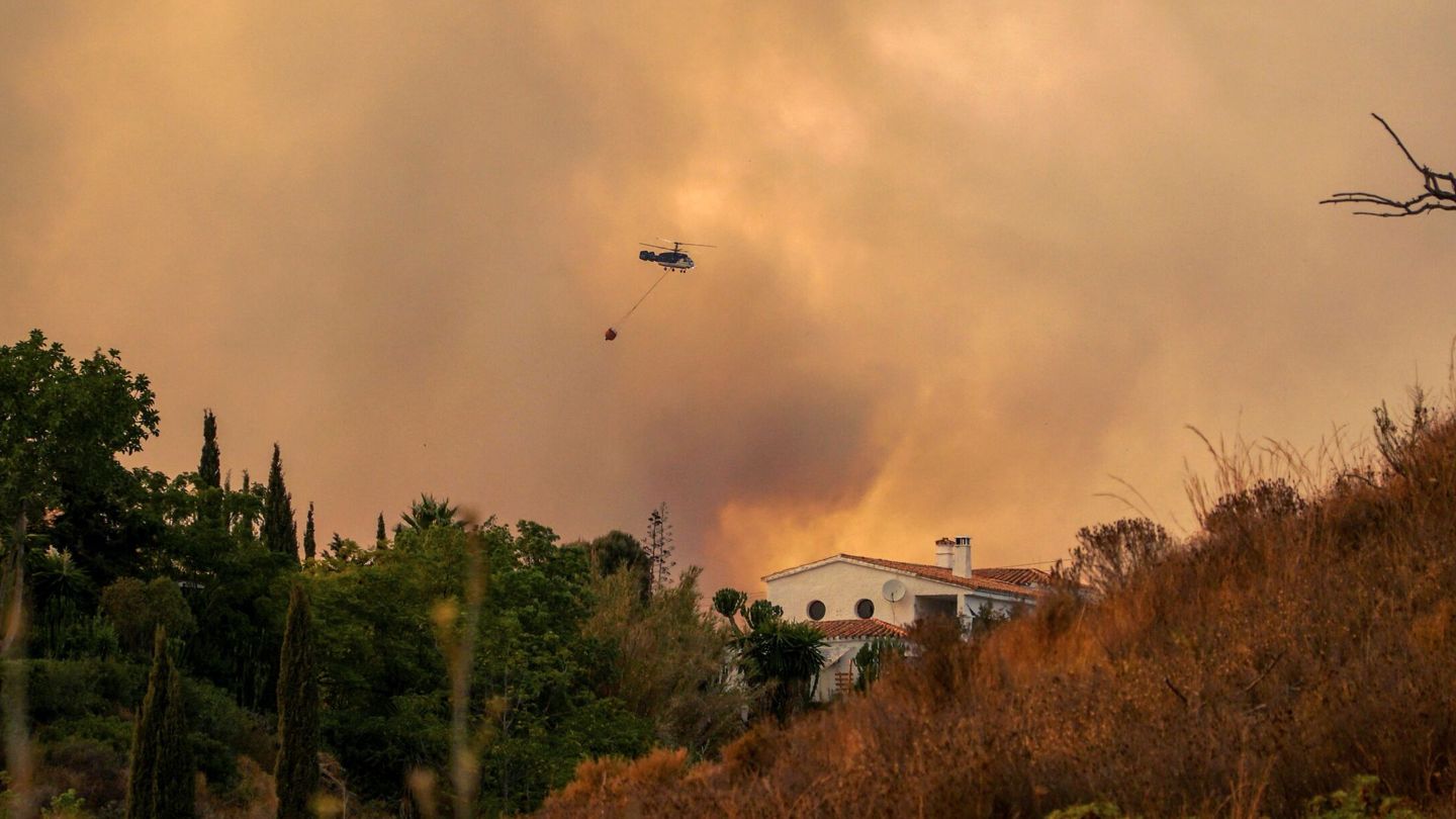 Medios aéreos, luchando contra el incendio de Sierra Bermeja en Málaga. (EFE)