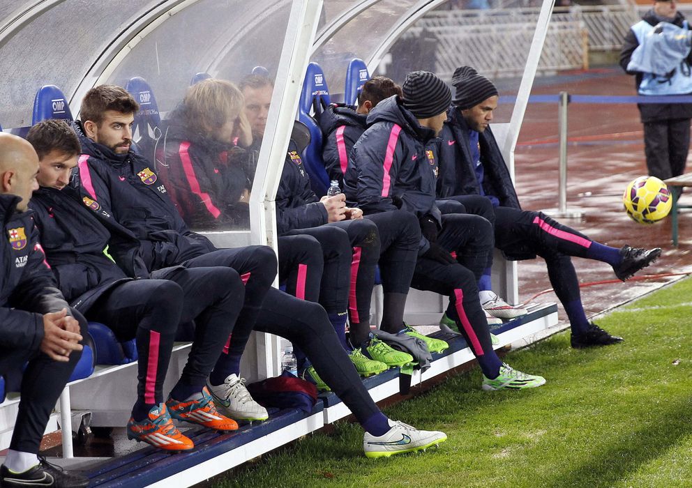 Foto: Messi, Piqué, Neymar y Alves se quedaron en el banquillo en Anoeta (EFE)