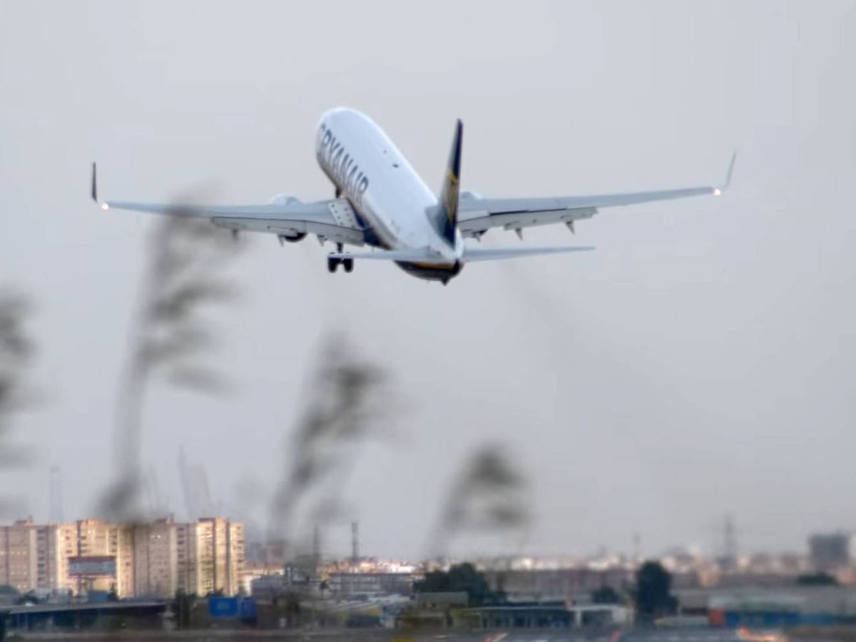 Foto: El aire cruzó el avión de Ryanair sobre la pista, obligando al piloto a levantar de nuevo la nave (Foto: YouTube)