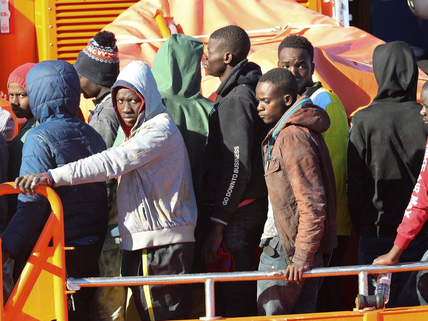 Rescate de Salvamento Marítimo a una patera en la que viajaban más de 50 migrantes, el pasado diciembre. (EFE)