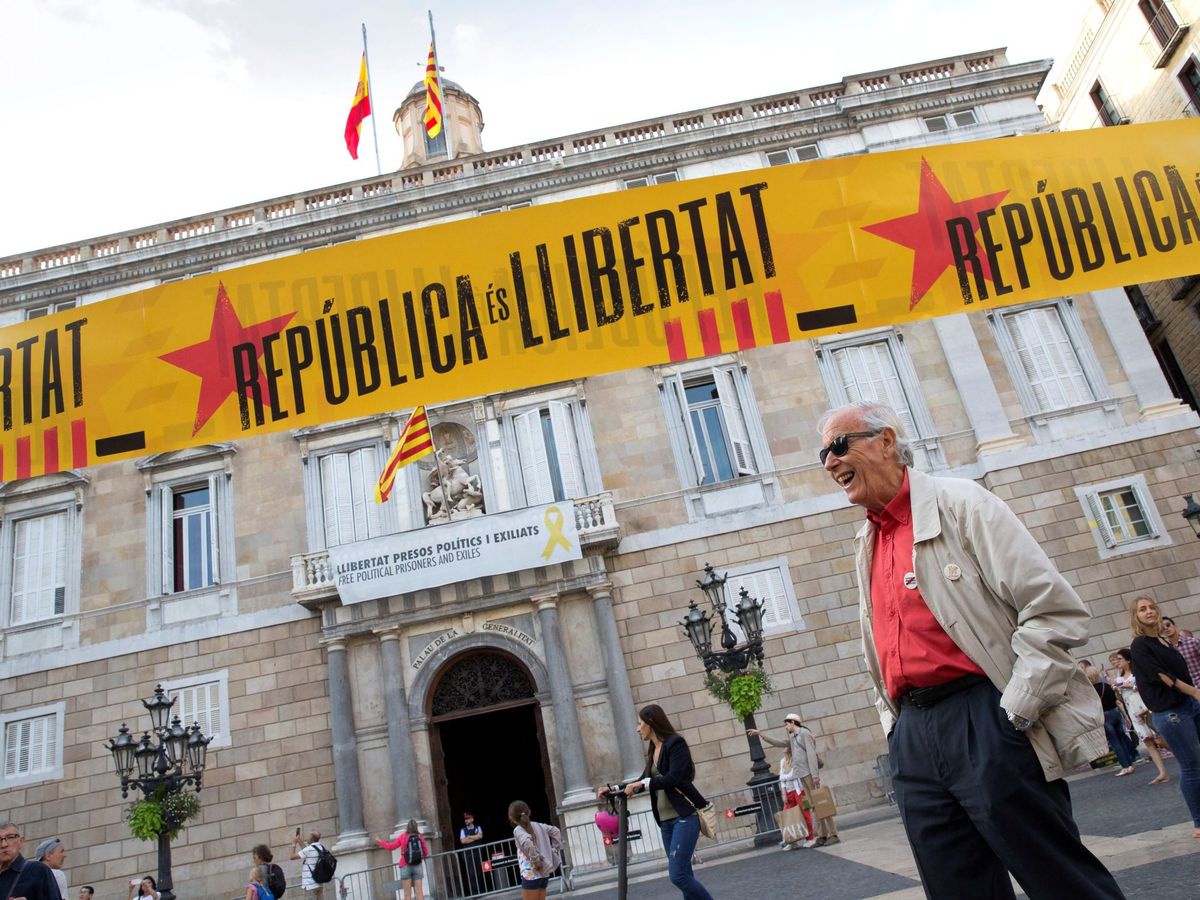 Foto: Pancarta en el Palau de la Generalitat. (EFE)