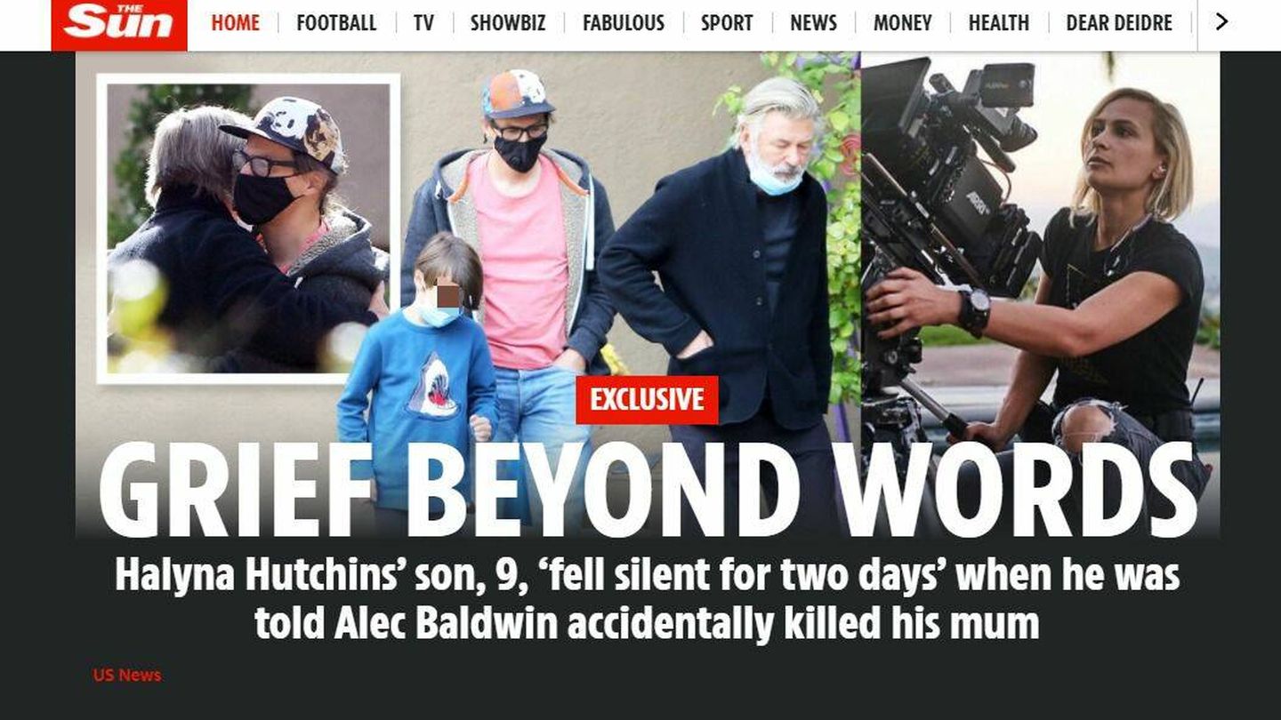  Alec Baldwin se abraza al viudo de la fallecida. (The Sun)