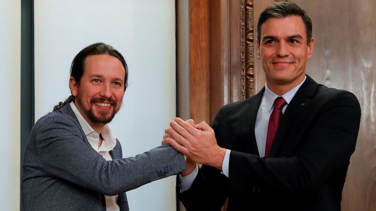 FILE PHOTO: Spain's acting Prime Minister Pedro Sanchez and Unidas Podemos (Together We Can) leader Pablo Iglesias shake hands as they present their coalition agreement at Spain's Parliament in Madrid, Spain, December 30, 2019. REUTERS Susana Vera File Photo