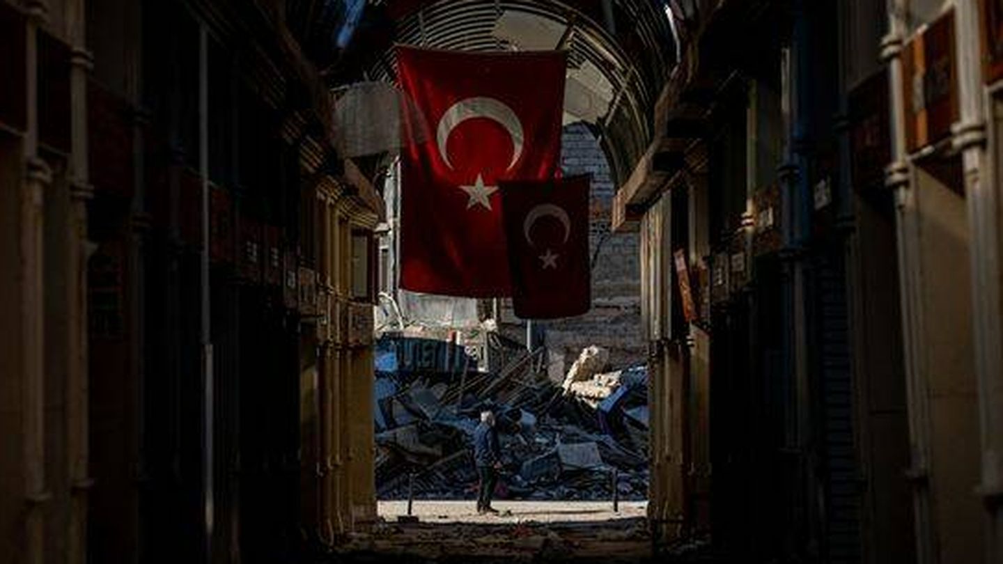  Un hombre se encuentra en medio de una calle junto a un edificio derrumbado tras un fuerte terremoto, en la ciudad de Hatay, Turquía. (EFE/ Martin Divisek)