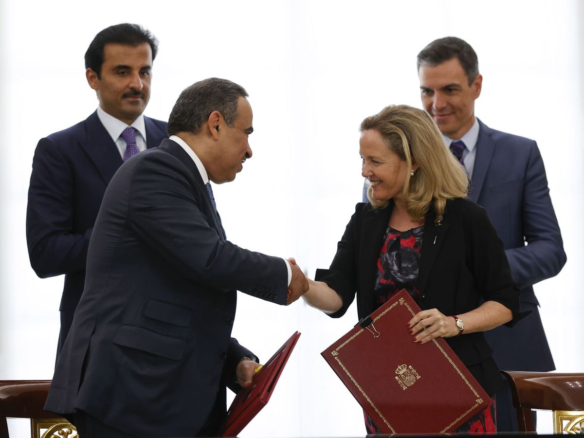 Foto: La vicepresidenta primera, Nadia Calviño; el ministro catarí de Finanzas, Ali bin Ahmed Al Kuwari (2i); el presidente del Gobierno, Pedro Sánchez (d); y el emir de Qatar, Tamim bin Hamad Al Thani (i). (EFE/Lizón)