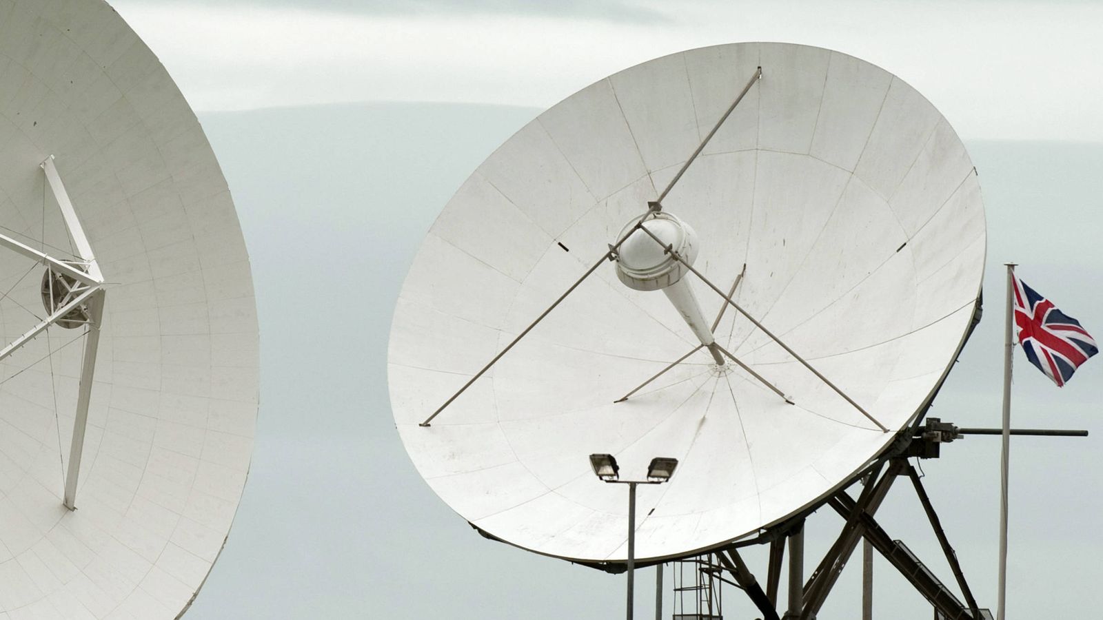 Foto: Antenas de satélite en el puesto del GCHQ (la versión británica de la NSA) en Cornualles, en 2013 (Reuters)