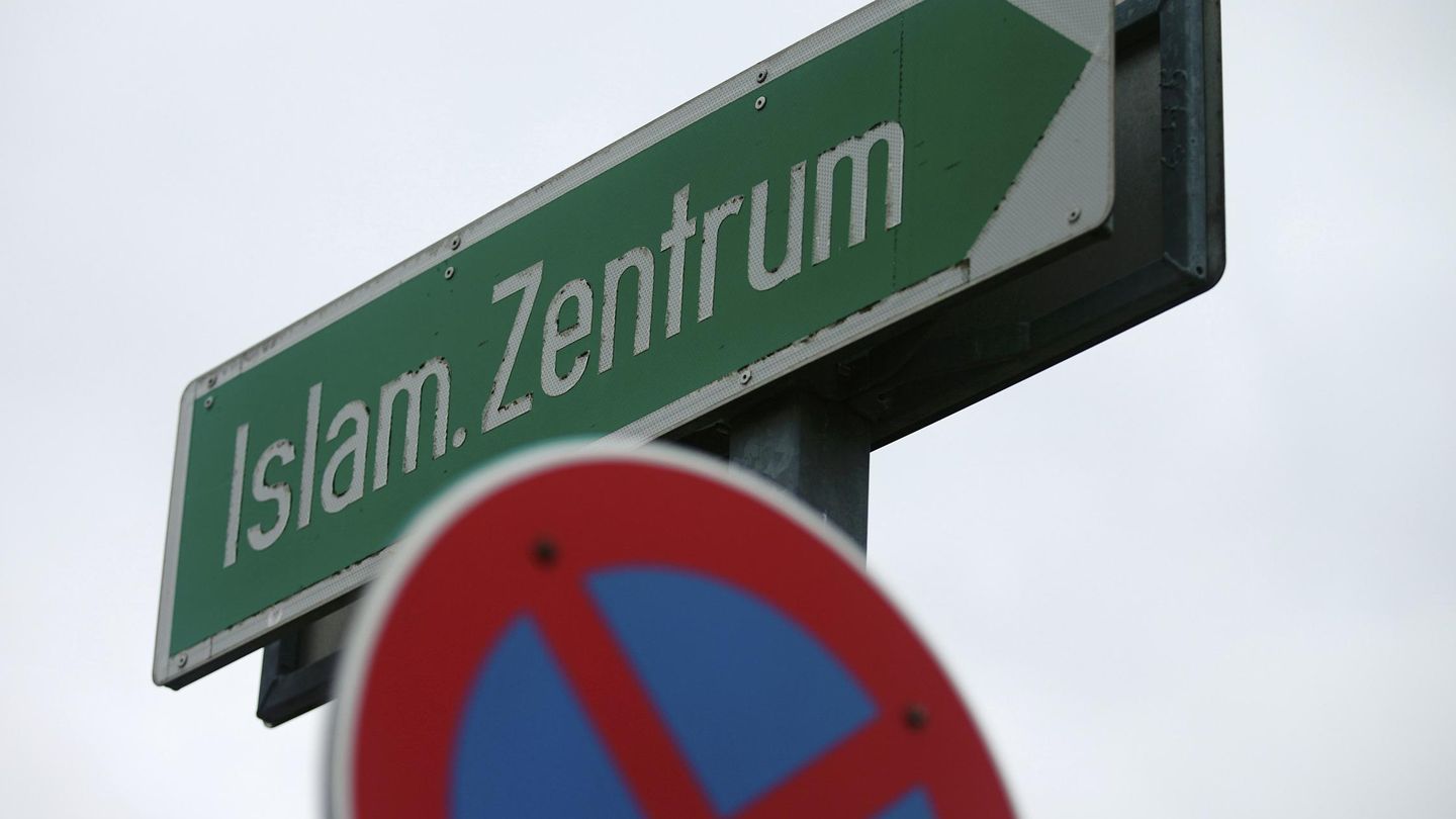 Un cartel indicando la dirección al Centro Islámico de Viena. (Reuters)