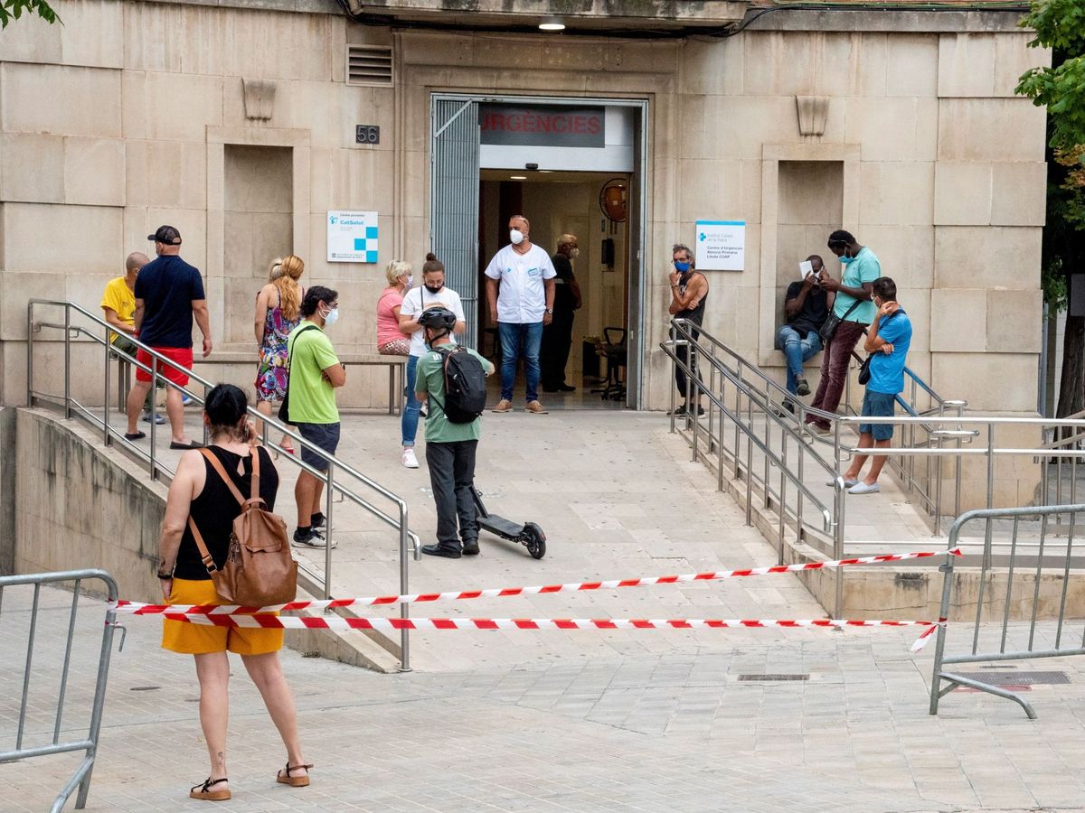Foto: Varias personas en la entrada de un centro de Urgencias en Lleida. (EFE)