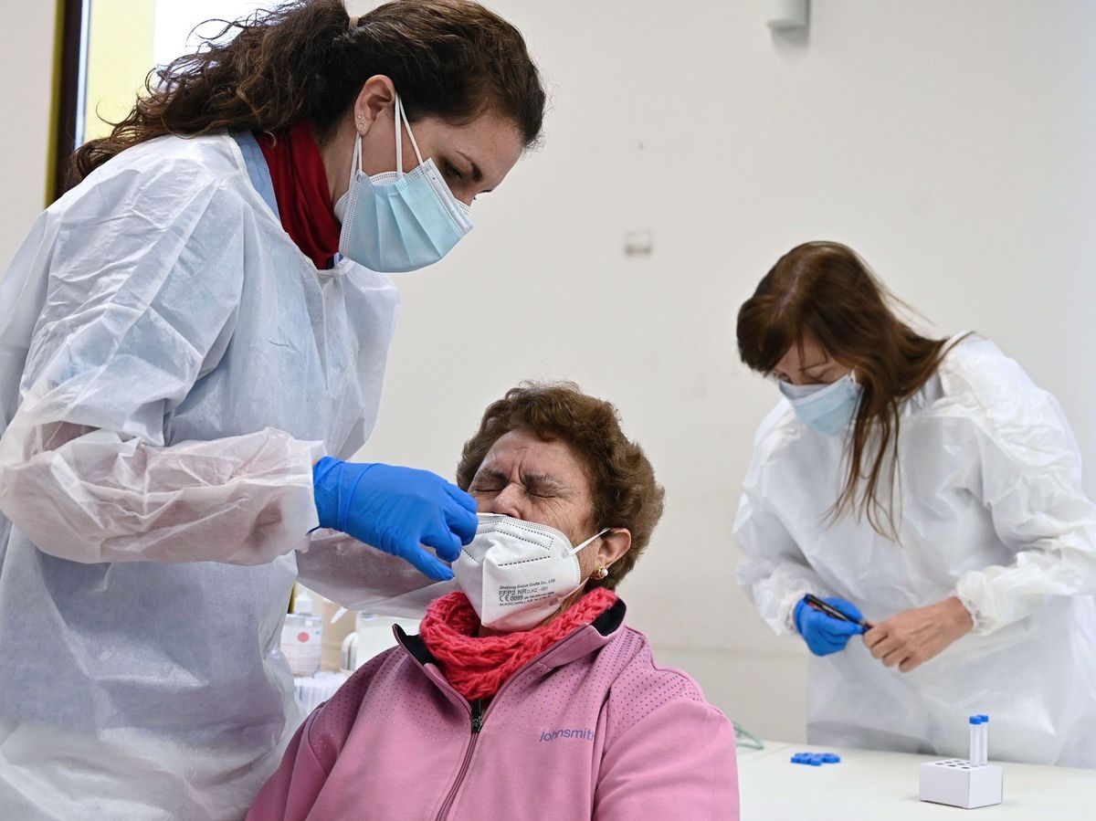 Foto:  Un sanitario realiza un test de antígenos en Alcalá de Henares. (EFE) 