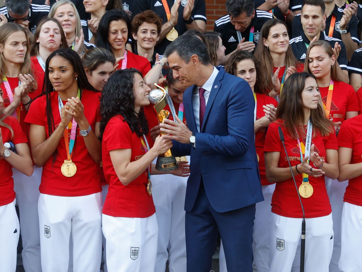 Foto: El presidente del Gobierno, Pedro Sánchez, junto a Ivana Andrés y el resto de la selección femenina de fútbol. (EFE/Juan Carlos Hidalgo).