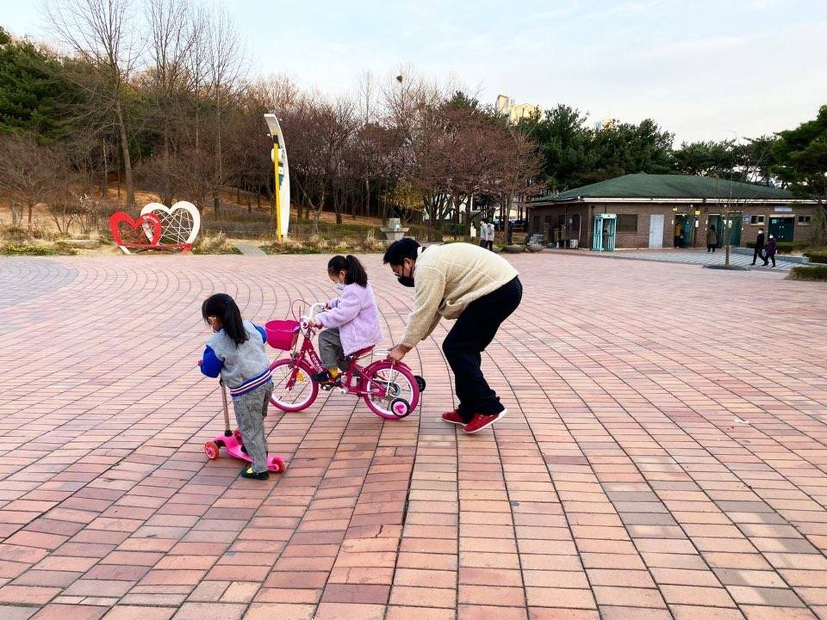 Foto: La familia Hong, en un parque en Seúl, durante el confinamiento.