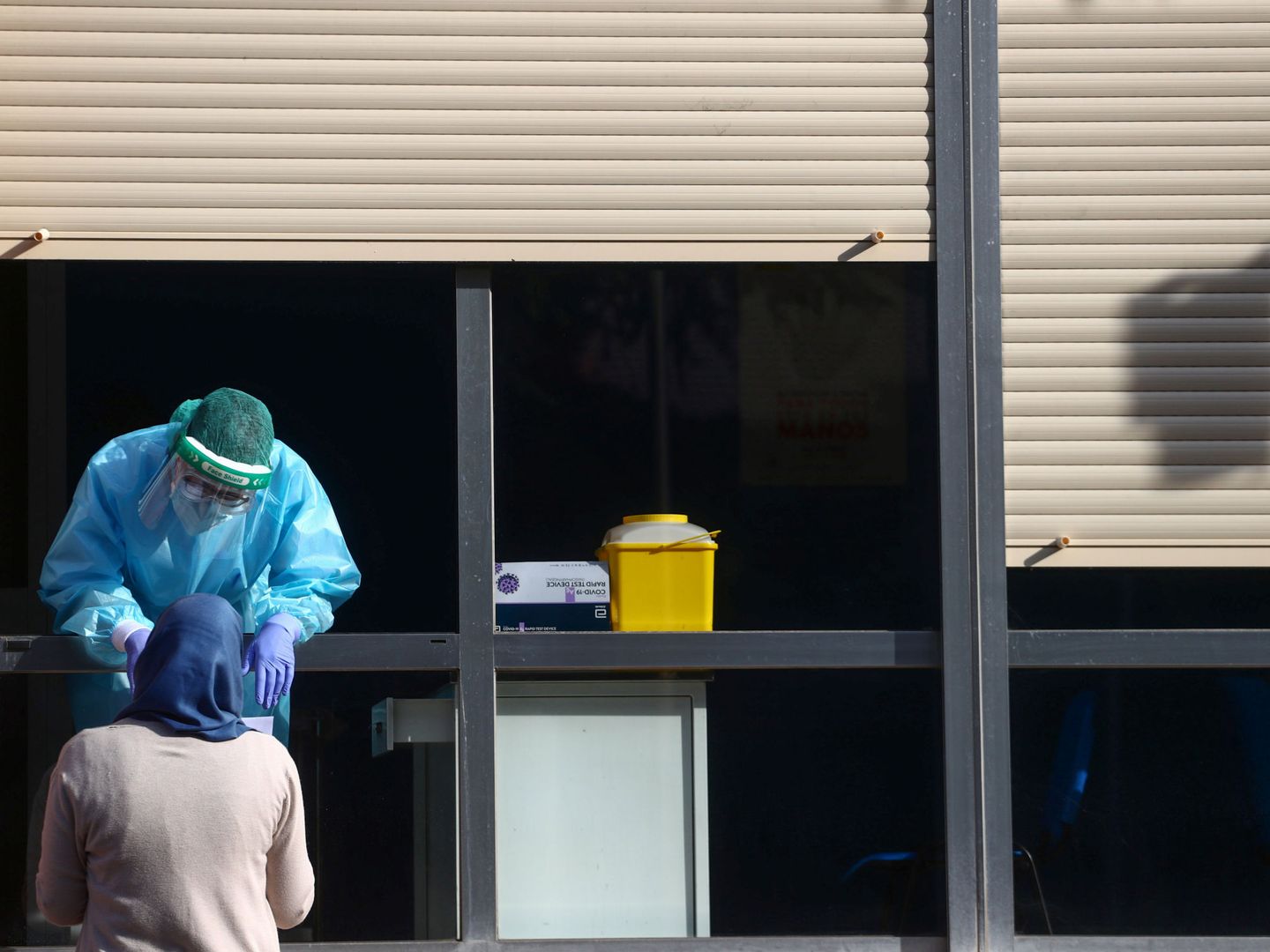 Un sanitario, realizando un test rápido en un hospital de Madrid. (Reuters)