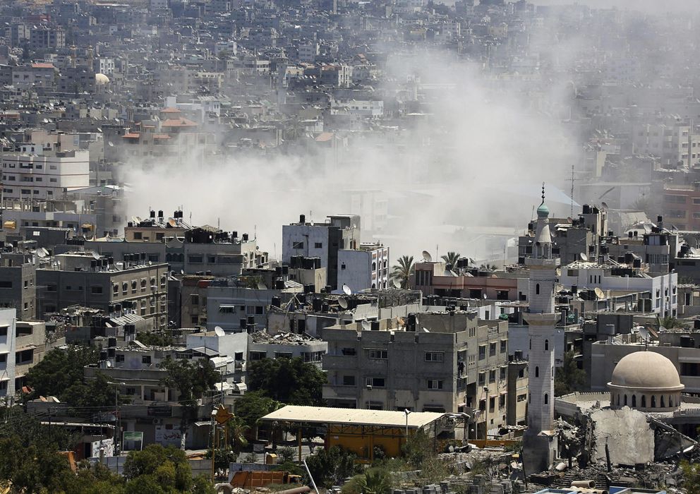 Foto: Columnas de humo se elevan sobre los edificios tras un bombardeo del Ejército israelí en el este de Gaza. (EFE)