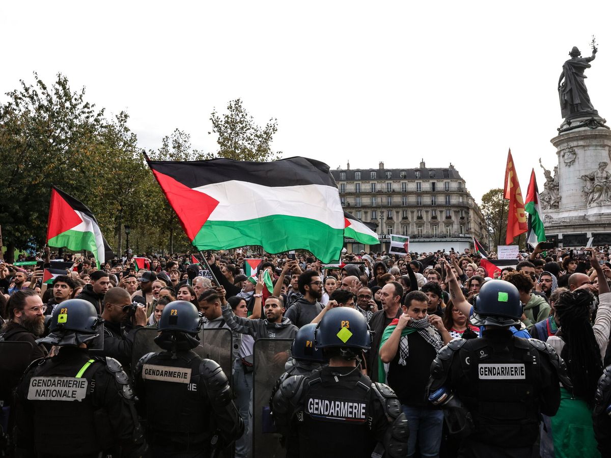 Foto: Fuerzas antidisturbios rodean una manifestación vetada a favor de Palestina en la plaza de la República de París. (EFE/Teresa Suárez) 