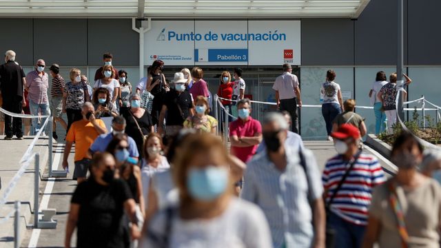 Madrileños acuden al Zendal a vacunarse. (EFE)
