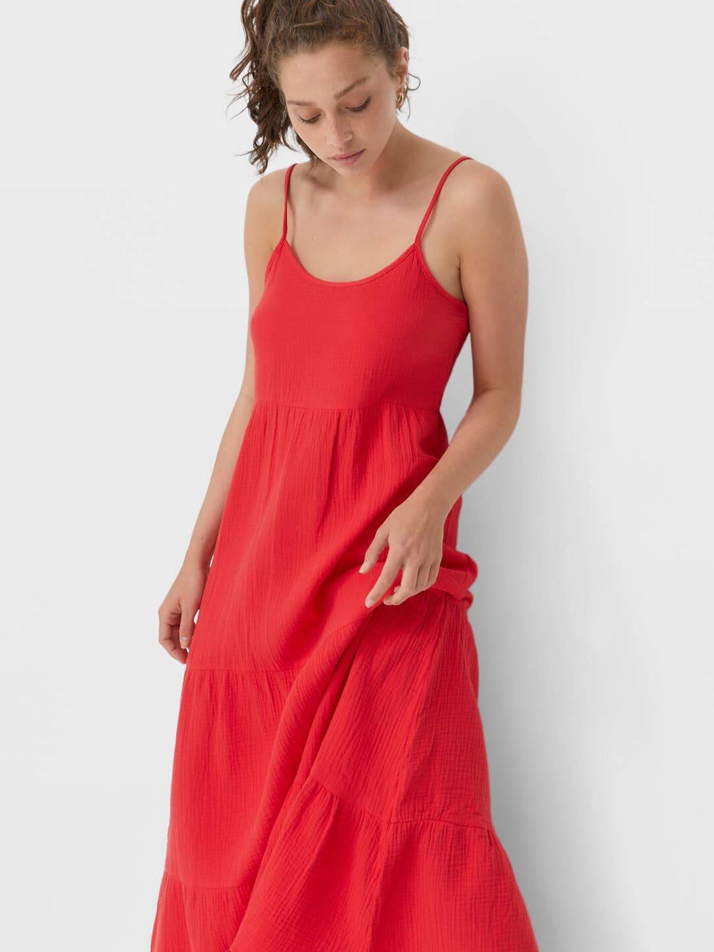 flexible igual Descanso El vestido rojo por menos de 20 euros de Stradivarius creado para arrasar  en verano