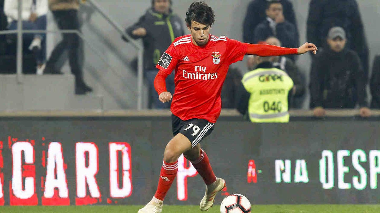El joven delantero portugués Joao Felix, en un partido con el Benfica. (Reuters)