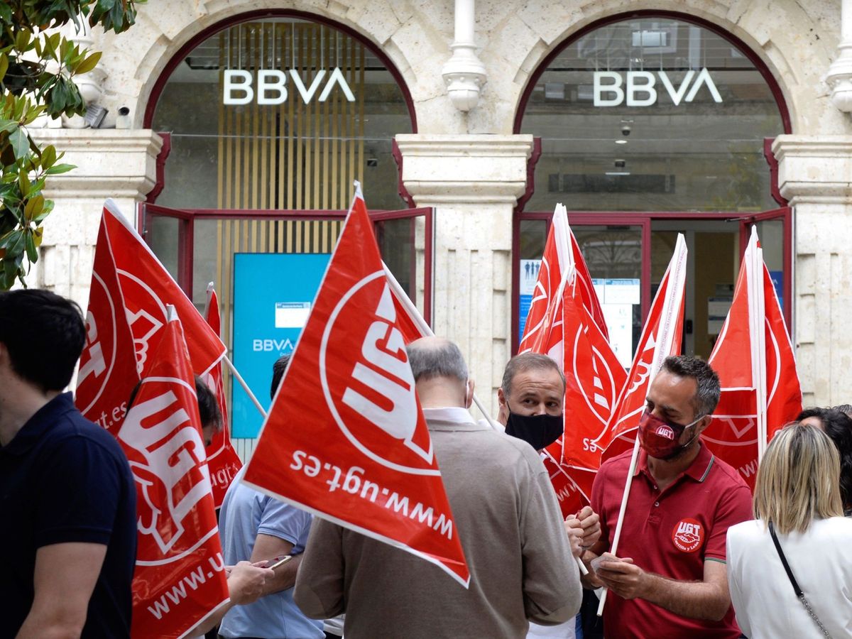 Foto: Manifestación ante oficinas del BBVA. (EFE/Nacho Gallego)