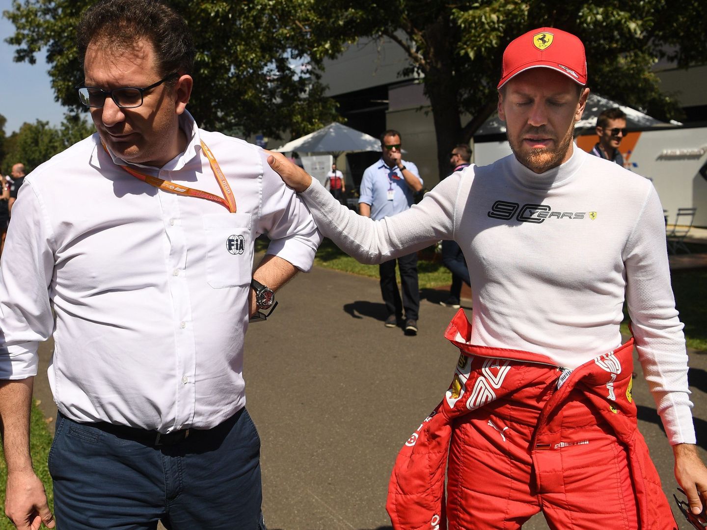 Nikolas Tombazis, responsable técnico de monoplazas de la FIA, con Vettel. (EFE/Black Jensen)