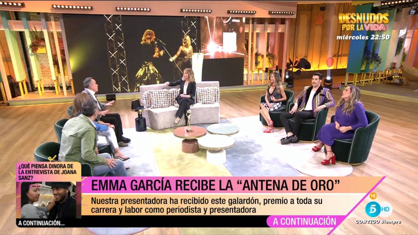 Emma García junto a los colaboradores de 'Fiesta'. (Mediaset)