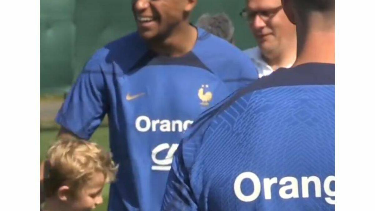 El incómodo momento de Mbappé con un niño al que 'obligan' a quitarse su gorra del Barça para hacerse una foto