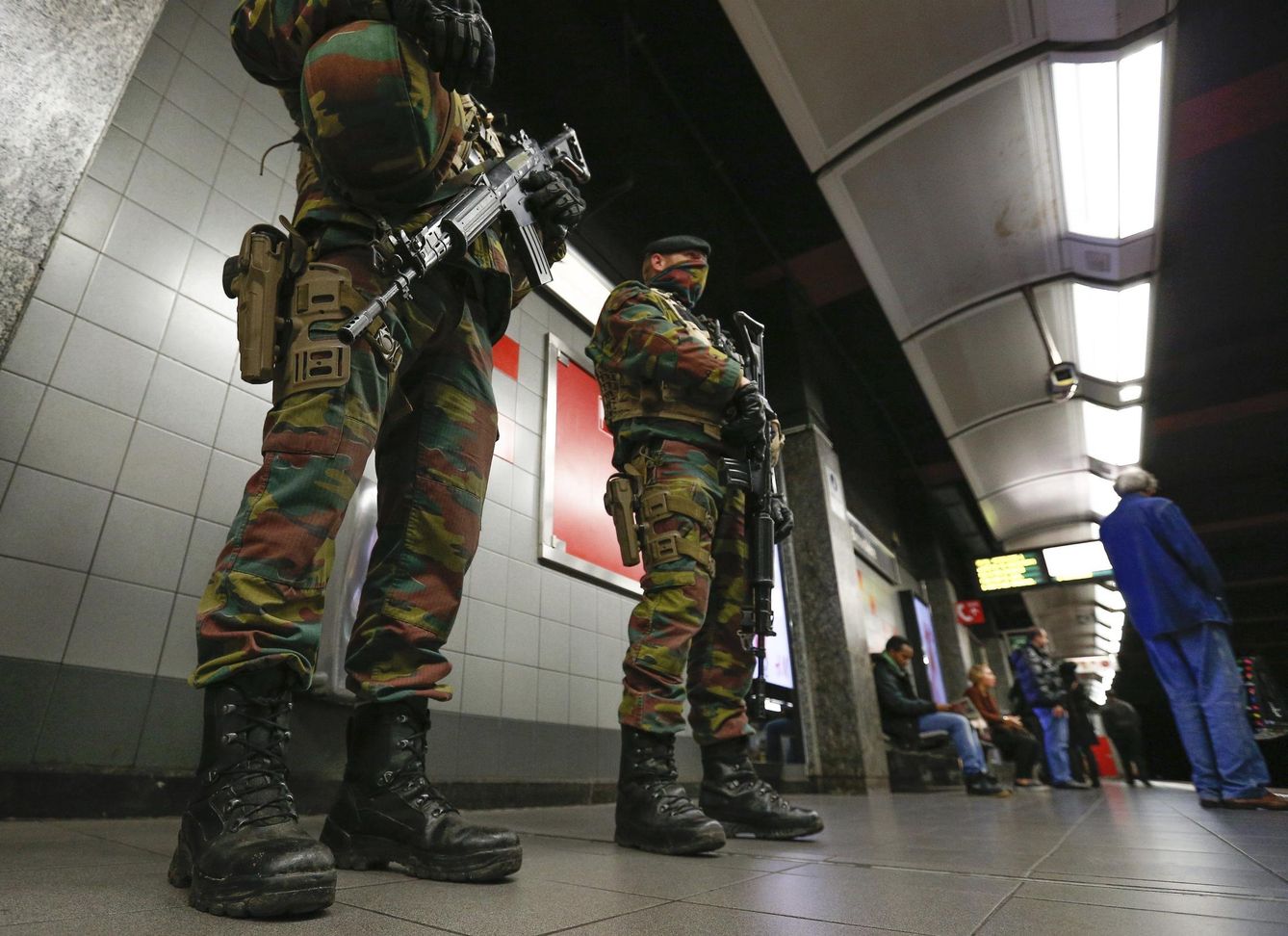 Agentes de policía en el metro de Bruselas, en noviembre. (Efe)