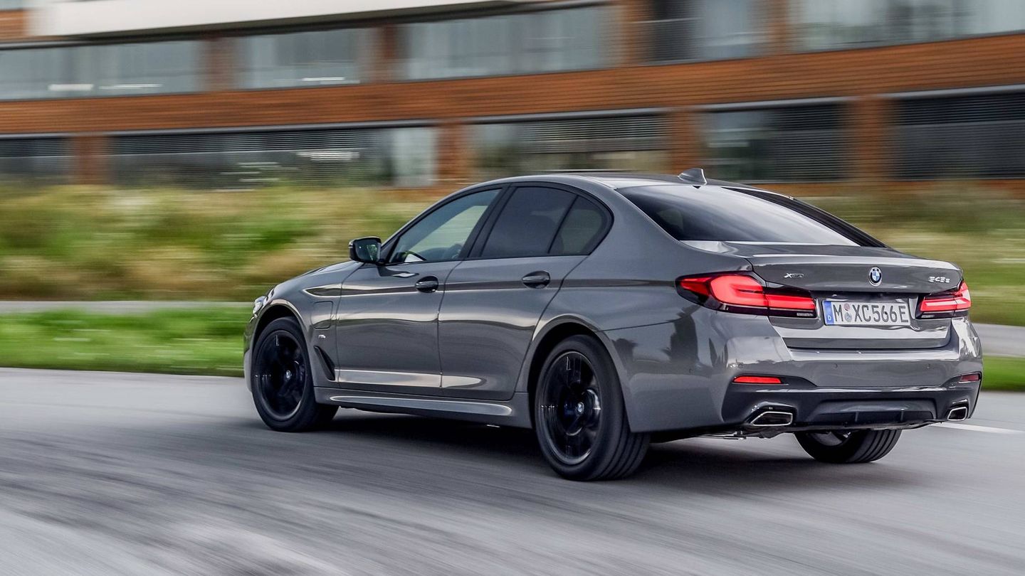 El BMW 545e combina deportividad con unas consumos y emisiones muy bajos. 
