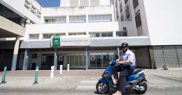 Foto: La mujer fue trasladada al Hospital Reina Sofía desde Jaén (EFE/Rafa Alcaide)
