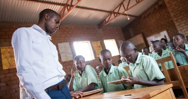 Foto: El profesor John Kioko da clase con las tablets de Profuturo en la escuela primaria de Nyumbani Village. (Foto: Ramón Sánchez Orense)