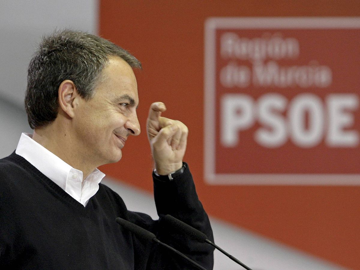 Foto: José Luis Rodríguez Zapatero hace el gesto de la ceja en un mitin en Murcia en 2011. (EFE)